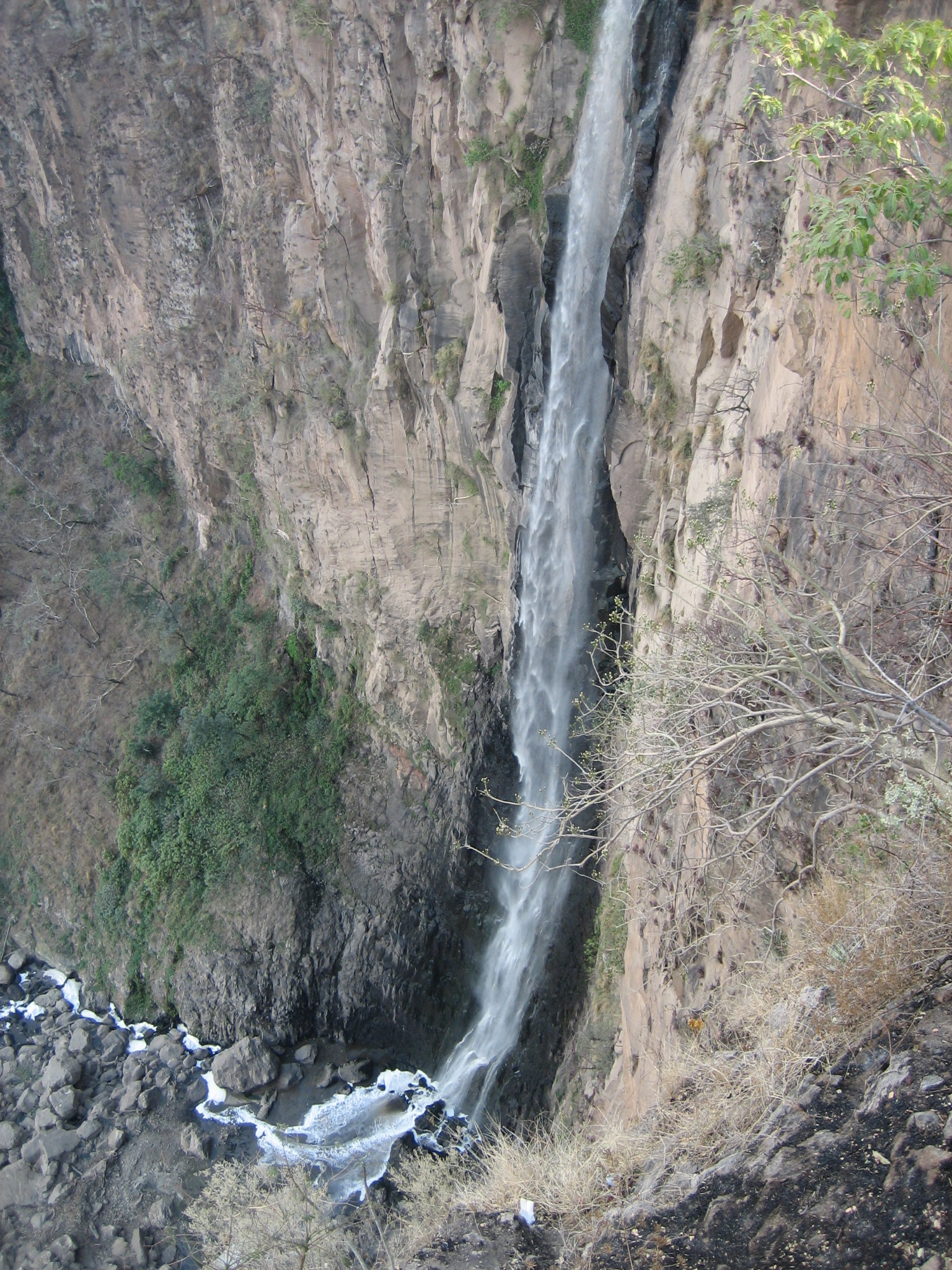 The waste waterfall on the river Rí Blanco
		 drains into the Santiago River.